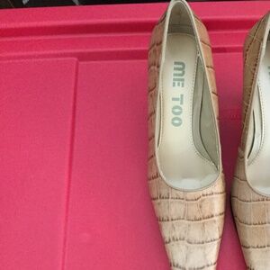 Croc-embossed Pumps